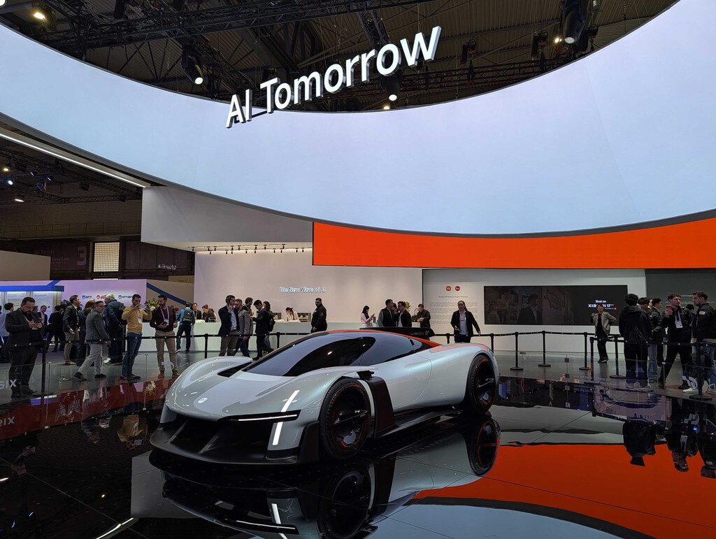 Tour por el stand de Xiaomi en el Mobile World Congress y su gran estrella: el Hypercar VISION GT que impresiona más al verlo en directo