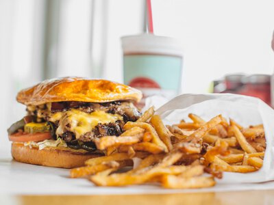 De subsistencia a tendencia: la hamburguesa con cebolla que salió de La Gran Depresión y llegó a La Velada del Año 