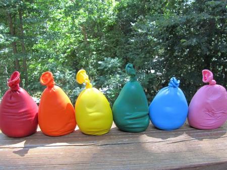 Bolsitas de colores: globos con plastilina para hacer con los niños