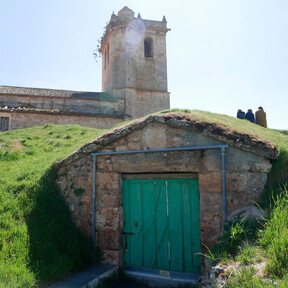 No es la Tierra Media, es Burgos: viaje por las bodegas de Arlanza para hartarse a vino y lechazo 