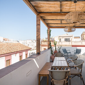 Esta peculiar reforma de una casa con terraza en Sevilla sorprende con sus contrastes en colores intensos y alegres