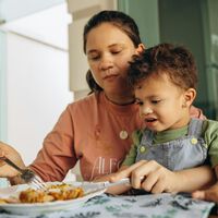 ¿Por qué no es buena idea engañar a los niños para que coman verduras? Lo que los expertos quieren que sepas 
