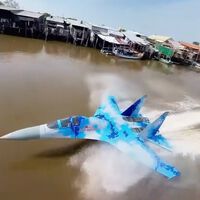 Hay un avión de combate ruso navegando por un río en Vietnam. Lo construyó una persona en su casa con plástico y fierro viejo