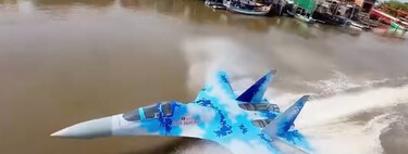 Hay un avión de combate ruso navegando por un río en Vietnam. Lo construyó una persona en su casa con plástico y fierro viejo