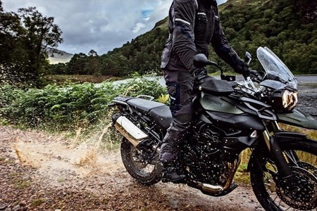 Triumph te ayuda a sobreponerte a la lluvia con su equipación 