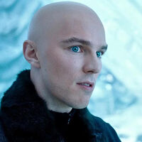 "Que pase eso te da un subidón". Nicholas Hoult recuerda cuando conoció a Michael Rosenbaum, el Lex Luthor de 'Smallville' 