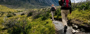 Decathlon rebaja las mejores zapatillas Salomon impermeables para que la lluvia no frene tus salidas por la montaña 