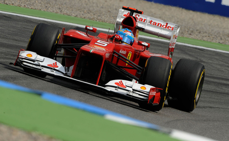 Fernando Alonso lanza su candidatura al título con una victoria dominante