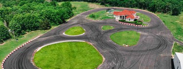 La casa con la que todos soñamos tiene circuito de drift y karts, y te la puedes alquilar en AirBnB