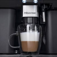 Hisense tiene una cafetera que se esconde y deja libre la encimera. Hasta el precio es premium
