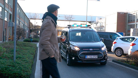 Ford propone usar luces para que los coches autónomos se comuniquen con los peatones