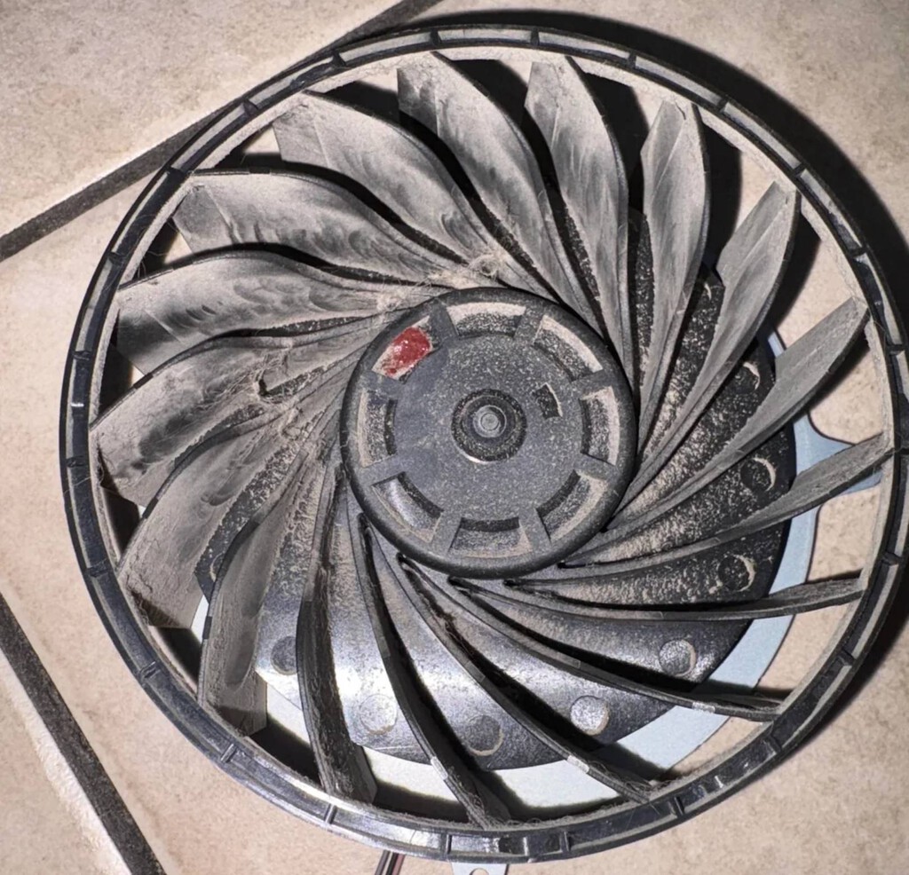 Encuentra un extraño objeto rojo en su PS5 mientras la limpiaba: parece un caramelo, pero tiene una función vital para la consola