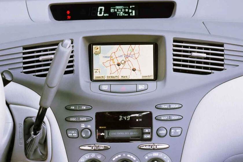 Toyota Prius con touchscreen e cassette nel tunnel centrale, design interno unico degli anni 2000