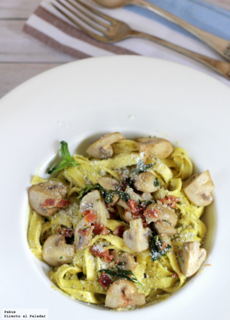 Tagliatelle con champiñones y pesto de albahaca. Receta de pasta