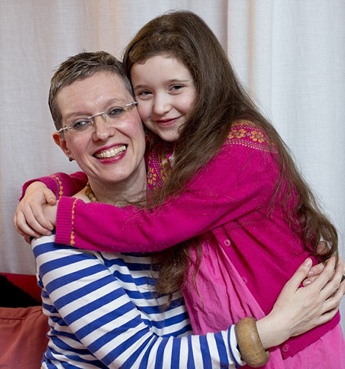 Una mujer británica confiesa que amamanta a su hija de 6 años y explica que está sana y es feliz