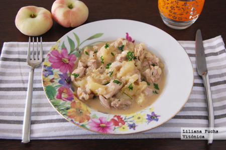 Pollo en salsa de paraguayas. Receta saludable