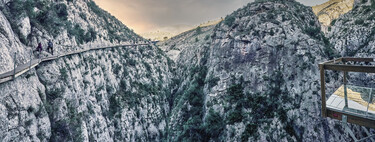 Una de las vistas más impresionantes de España se encuentra bajos nuestros pies en la pasarela de la presa de Relleu 