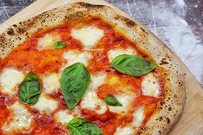 Cómo usar la mozzarella en la pizza para disfrutar del queso al máximo