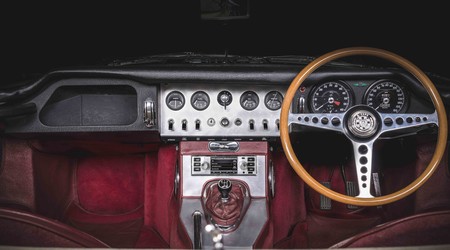 Jaguar-Land Rover marida la tecnología y sus coches clásicos y crea un nuevo sistema de infoentretenimiento