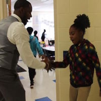¡Admirable! El profesor que tiene un saludo personalizado para cada uno de sus alumnos antes de entrar a clase