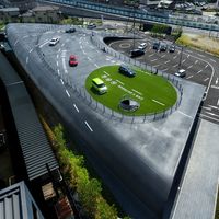 Toyota tiene un concesionario alucinante en Osaka que reinventa la idea de showroom, con pista de pruebas incluida