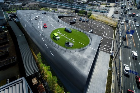 Toyota tiene un concesionario alucinante en Osaka que reinventa la idea de showroom, con pista de pruebas incluida