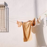 Ya ha entrado en vigor: multa de hasta 1.500 euros a los propietarios que tiendan ropa o dejen objetos en los balcones y fachadas 