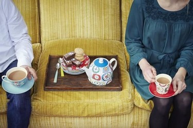 Relojes y flores en la nueva colección para la hora del té de Cath Kidston