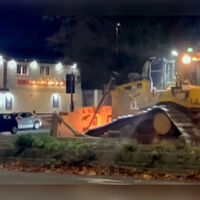 Decidió robar un bulldozer de 24 toneladas y darse una vuelta por su barrio. La lio tanto que acabó en las noticias y durmiendo en el calabozo