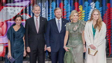Amalia de Holanda junto a los monarcas españoles