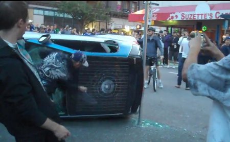 Unos salvajes destrozan un Smart en Vancouver