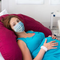 Por qué las embarazadas deben llevar mascarilla en el paritorio aunque su PCR haya dado negativa