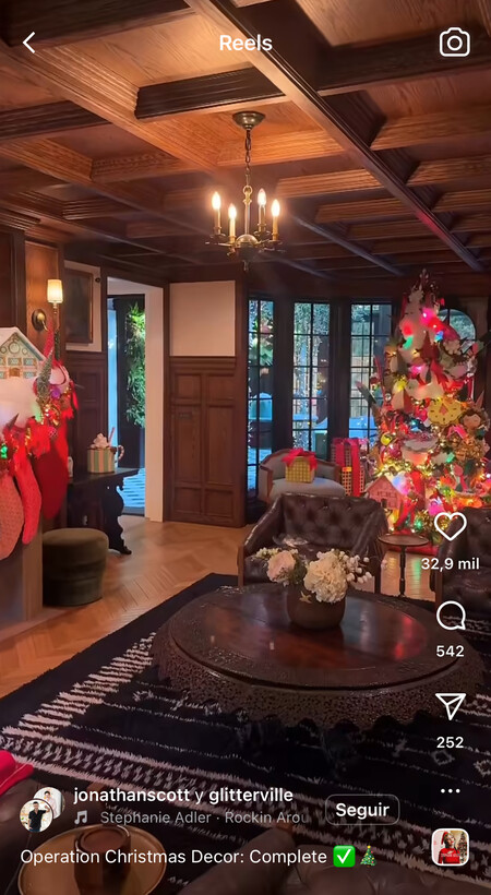 Uno de los salones decorado de Navidad