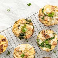 La tortilla en taza está lista en dos minutos y es un desayuno, merienda o aperitivo saludable perfecto 
