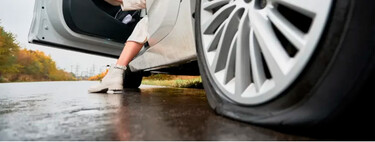 ¿Has pinchado en carretera? Cada vez menos conductores saben qué hacer, pero la DGT sí sabe cómo multarte 