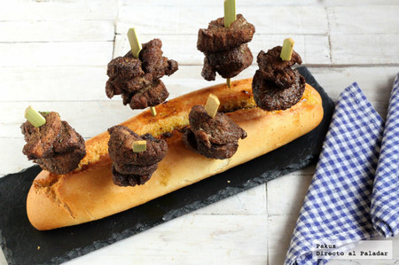 Deliciosos pinchitos de solomillo especiados. Receta de aperitivo