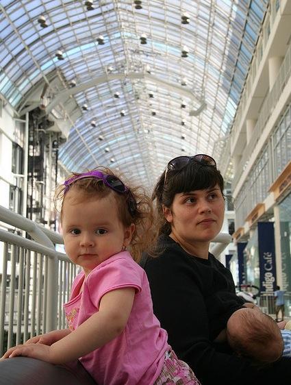 Amamantando en el centro comercial