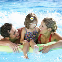 Los padres españoles sienten culpa por no poder ofrecer a sus hijos las "vacaciones perfectas", según una encuesta