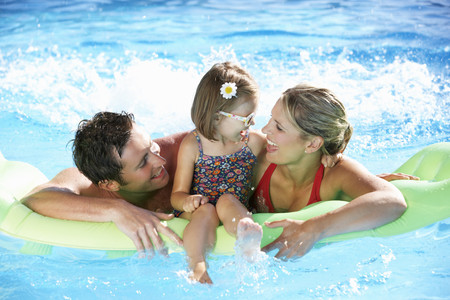 Los padres españoles sienten culpa por no poder ofrecer a sus hijos las "vacaciones perfectas", según una encuesta