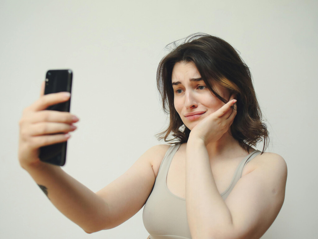 La psicología dice que grabar una crisis emocional en internet no es una exageración como se cree en México