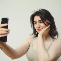 La psicología dice que grabar una crisis emocional en internet no es una exageración como se cree en México