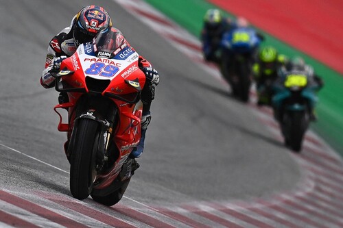 ¡Histórico! Jorge Martín bate a Joan Mir para ganar su primera carrera de MotoGP y accidente de Dani Pedrosa