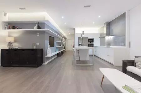 Puertas abiertas: la isla de cocina como centro neurálgico de una vivienda en Chamberí