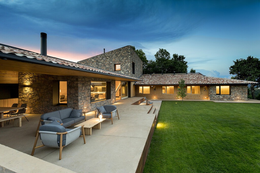 Construyen una casa en una aldea abandonada en Lleida: la madera y la piedra, protagonistas del edificio