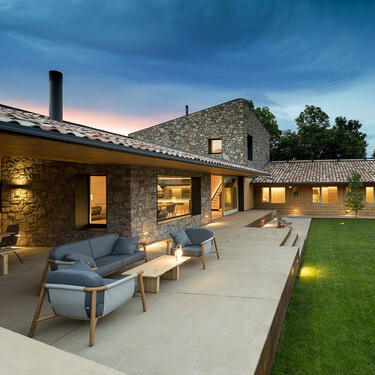 Construyen una casa en una aldea abandonada en Lleida: la madera y la piedra, protagonistas del edificio 
