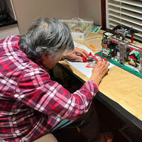 De no entender ni los manuales a montar 3.000 piezas en 15 días: el reto de LEGO con el que una abuela de 85 años se recuperó de su dedo fracturado