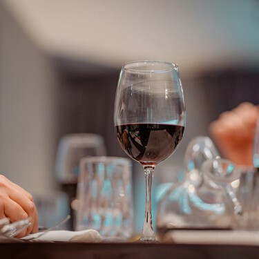 Este tinto Ribera del Duero es perfecto para la comida familiar del domingo o el aperitivo con amigos