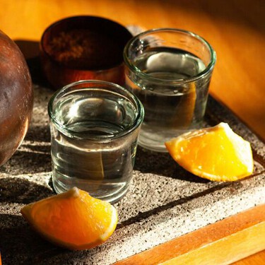 Lánzate al Festival de Mariachi y Mezcal 2025 en este Pueblo Mágico de Colima con sus casas cubiertas de tejas y paisajes naturales