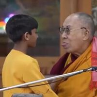 Cómo enseñar a los niños a no dar besos que les hagan sentir incómodos y evitar situaciones como la del Dalai Lama 