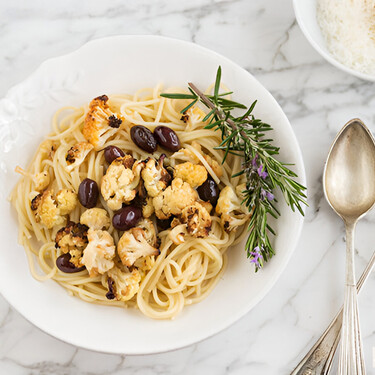 Espaguetis con coliflor picante y aceitunas negras: receta vegetariana de pasta muy sencilla